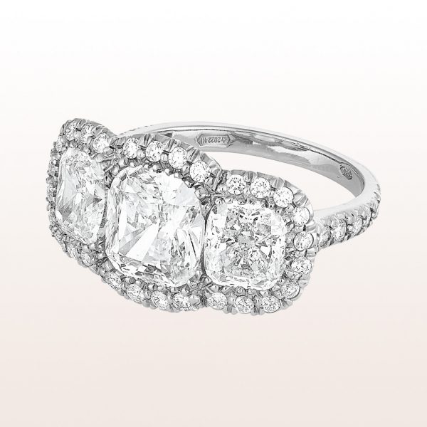 Ring with cushion cut diamonds 4,39ct and brilliant cut diamonds 0,49ct in platinum