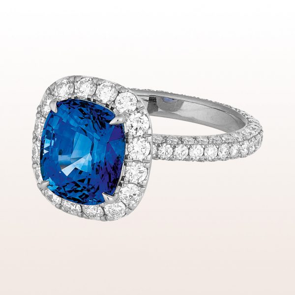 Ring with sapphire 5,25ct and brilliant cut diamonds 2,02ct in 18kt white gold