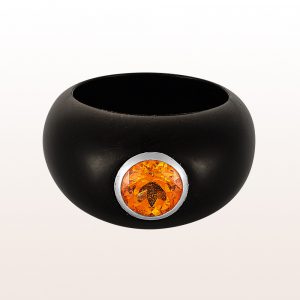 Ring with mandarin-garnet 2,15ct and an 18kt white gold socket in black ebony