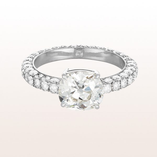 Ring with cushion cut diamonds 2,32ct and brilliant cut diamonds 1,70ct in 18kt white gold