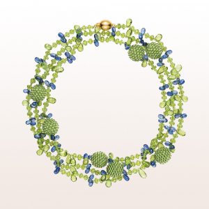 Necklace with peridot and kyanite and an 18kt yellow gold clasp