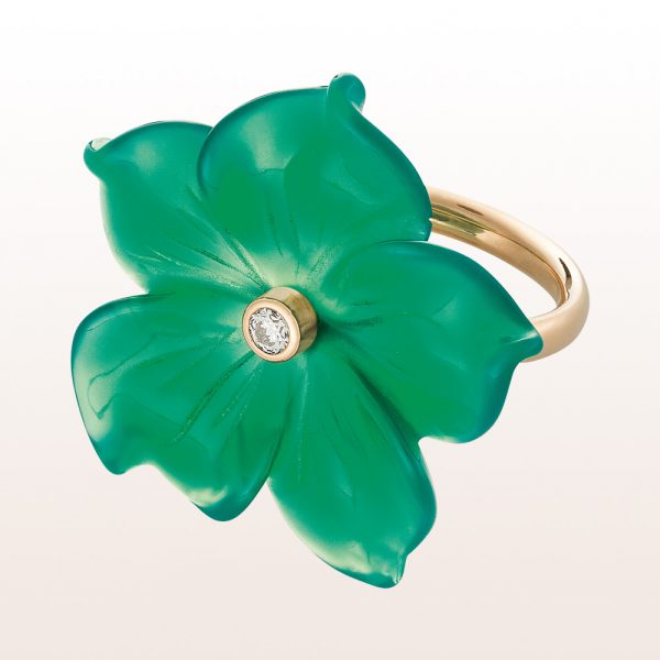 Ring with a green agate flower and brilliant cut diamonds 0,07ct in 18kt yellow gold
