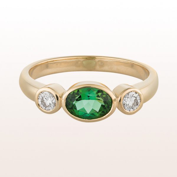 Ring with green tourmaline 0,81ct and brilliant cut diamonds 0,24ct in 18kt yellow gold