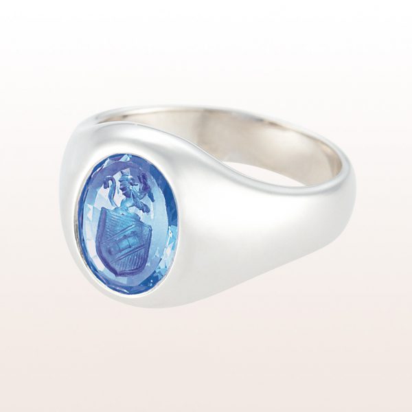 Sealring with engraved sapphire in 18kt white gold