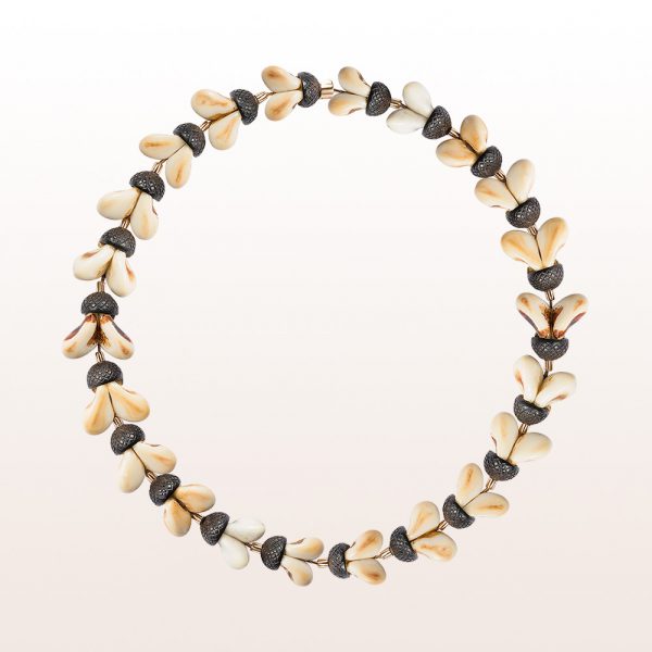 Necklace with grandln and ebony in 18kt yellow gold